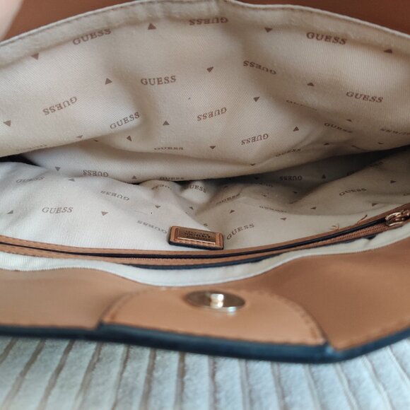 large woven-look caramel-colored Guess handbag in GREAT CONDITION - Picture 3 of 7